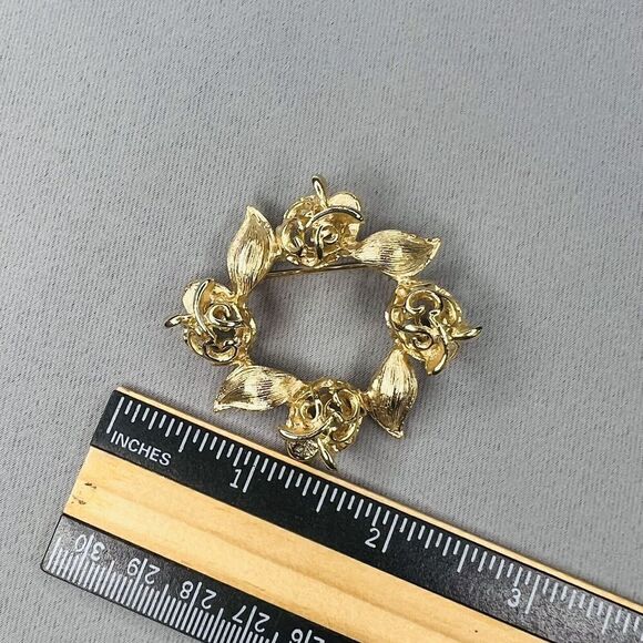 Vintage Signed SARAH COVENTRY Gold T Flower Holiday Wreath Brooch Pendant 4523 - Picture 6 of 7